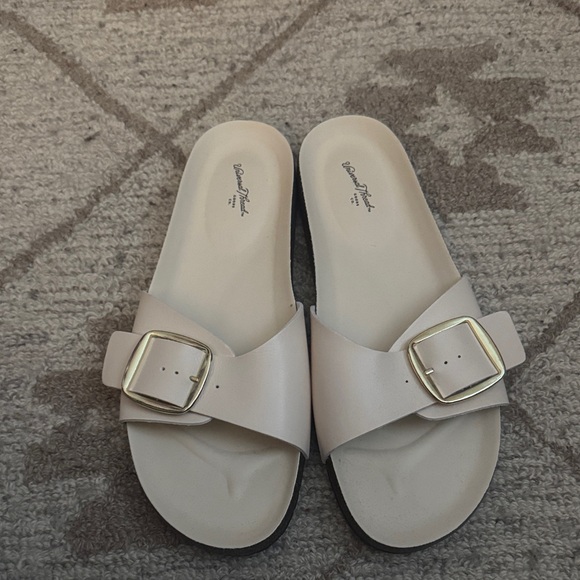 Universal Thread Sandal - Picture 2 of 7